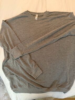 ALO Yoga Long Sleeve Crewneck Tee - Heather Grey
